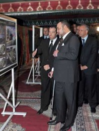 ظهور العاهل المغربي مستندا على عكاز طبي يثير التأويلات