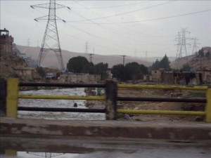 "مزحة" تسقط شابين من علو جسر بالرصيفة