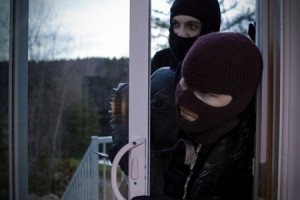 اربعة عمال سطو على محطة محروقات بالرصيفة