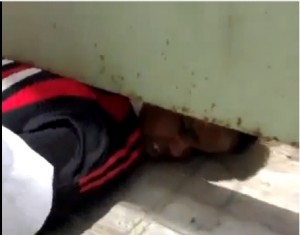 طالب سعودي يعلق تحت الباب اثناء هروبه من المدرسة ! .. فيديو