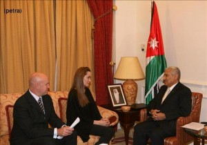 النسور استقبل انجيلنا جولي وهاربر