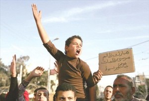 مرسي يدعو إلى الحوار.. والمتظاهرون يصفونه بالقاتل