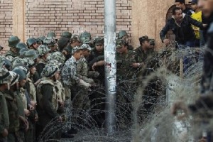 معارضو مرسي يقتحمون قصر الرئاسة بعد اختراق الحواجز العسكرية