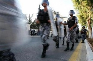 معان: الدرك يفض احتجاجا تخلله إغلاق الطريق الصحراوي