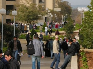 طلاب التكنولوجيا يضربون لتغيير باصات نقلهم