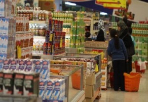 تجار يرفعون أسعار مواد غذائية 16 بالمئة
