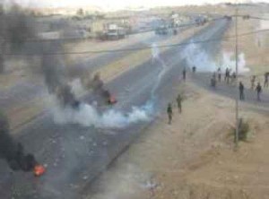 متعطلون عن العمل يغلقون الطريق الدولي بمعان