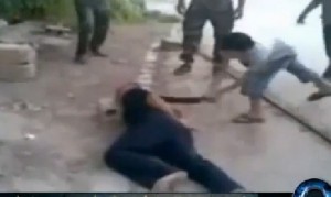 الجيش السوري الحر يجبر الاطفال على ذبح المواطنين بالساطور... الفيديو لمن هم فوق الـ18 عام