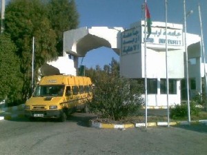 مشاجرة عشائرية عنيفة في جامعة اربد الأهلية والادارة تعلق الدوام