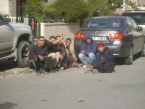 موزعو غاز يعتصمون ويضربون عن التوزيع... صور وفيديو