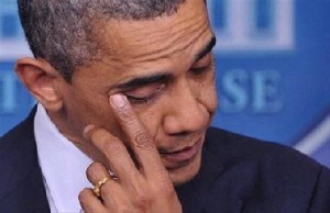 بالفيديو... أوباما يبكي على مقتل 27 شخصاً بمدرسة أمريكية