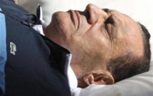 سقوط مبارك بدوره مياه مستشفى السجن وإصابته بالرأس