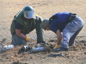 أردني يعثر على قذيفة قديمة في باحة منزله