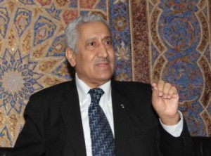 طلاب توجيهي يحتجون أمام منزل النسور على تشديد إجراءات الرقابة