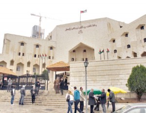 سوق سوداء على مداخل قصر العدل