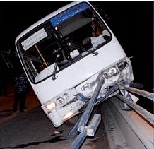 حادث مروري مروع على جسر الزهور (صور)