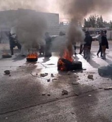 معان: متعطّلون عن العمل يغلقون "دوار العقبة" ويشعلون الإطارات