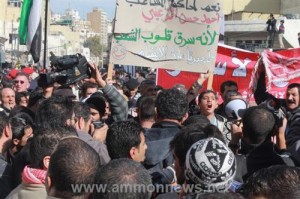 اليساريون أمام الحسيني يطالبون برحيل النسور