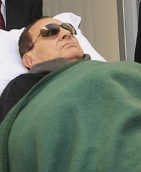 مبارك ينازع الموت بمستشفى المعادي العسكري