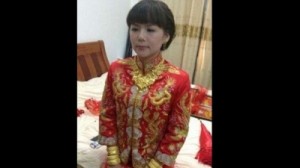 بالصور: موظف حكومي يتزوج بنك و مجموعة من الأسهم وبعض العقارات