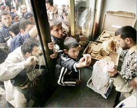 انتشار طوابير الخبز في المفرق بسبب بيعه لسوريا بأسعار خيالية