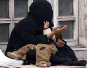 القبض على متسولة تستأجر طفلاً مقابل 3 دنانير في الساعة