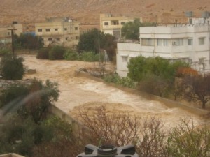 بالصور: انقاذ 19 مواطنا وسيل الزرقاء يُهدد منازل المُواطنين وانهيارت طينية بالمحطة