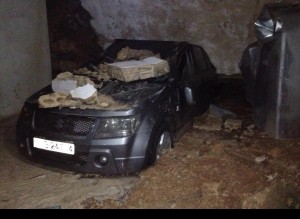 انهيار جدار بمنطقة طبربور وسقوطة على مجموعة من السيارات بسبب ضغط المياه .. صور