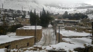 الطفيلة :عاصفة ثلجية وانجماد على الطرقات وتحذير السائقين ..