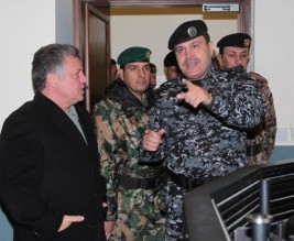 جلالة القائد الأعلى يزور غرفة مركز القيادة والسيطرة