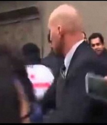 بالفيديو...حرس ميسي يدفعون امرأة وطفلة إلى الأرض أمام عينيه!