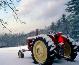 طبيب يستقل "تركتور" لمعالجة سيدة