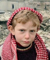 طفل سوري في السابعه لا يفارق أنقاض حلب بحثاً عن أمه وأباه وأخويه