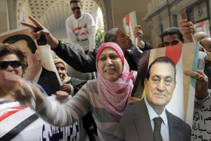 سويسرا تجمد إعادة 700 مليون فرنك من أموال مبارك إلى مصر