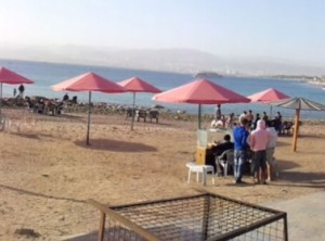 العقبة: "الخاوات" تدفع الزوار للهرب من الشاطئ الأوسط