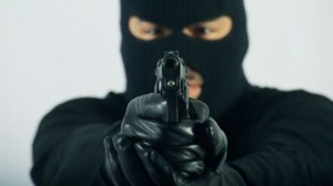 الأمن يحاصر مسلحاً يتحصن بأحد المنازل وسط إربد