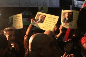 بالصور.. مخيم الوحدات يعلن مؤازرته للمرشح غازي عليان