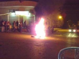 فقوع: حرق مقر بلدية صرفا من قبل محتجين على النتائج والدرك يفرقهم بالقوة