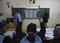 خبير يروي لإعلاميين وسياسين مخالفات في تسليم صناديق الإقتراع