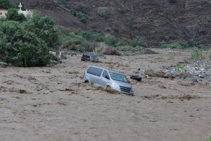 أمطار غزيرة وسيول تتسبب باغلاق طرق في الجنوب