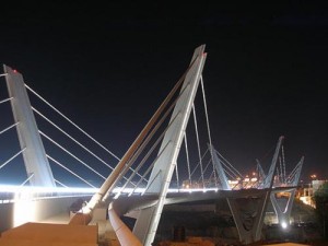 امرأة تهدد بالانتحار وتغلق جسر عبدون