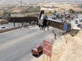 انهيار جزئي لجسر مشاة في شارع المدينة