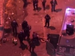 بالفيديو: الأمن المصري يسحل مواطناً عارياً أمام قصر الاتحادية