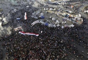 مصر : اشتباكات وزجاجات حارقة على قصر الرئاسة وتمزيق صور مرسي