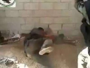 شاهد : فيديو مسرب يكشف عن قتل معارض سوري بطريقة وحشية