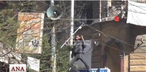 . شاب يصعق بالكهرباء بعد تمزيقه صورة مرسي