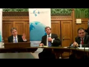 بالفيديو.. الحذاء العراقي يتطاير على بول بريمر "رسالة" من صدام