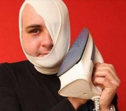 أجاب على المكواة الساخنة بدلاً من الهاتف