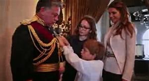 فيديو ..نادر لجلالة الملك قبل خطاب العرش ..!