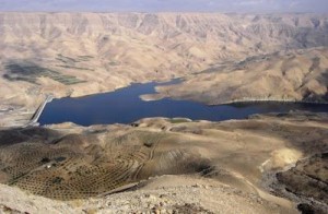 الموجب: انهيار ترابي محاذي لمحطة أمنية واخلاء عناصرها